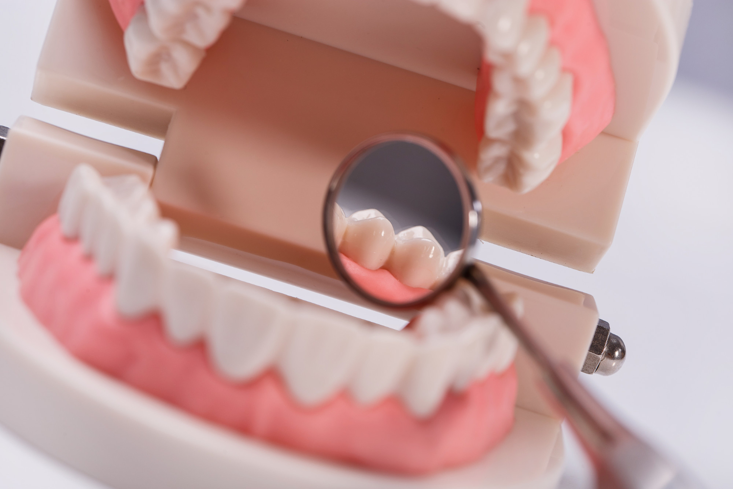 Pełne i częściowe protezy zębowe: Różnice, zalety i wady