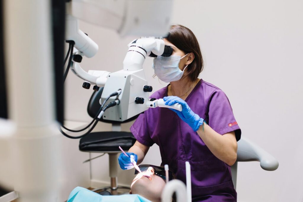 dentysta 24 Czy wyrywanie zęba boli ze znieczuleniem? Przebieg zabiegu krok po kroku