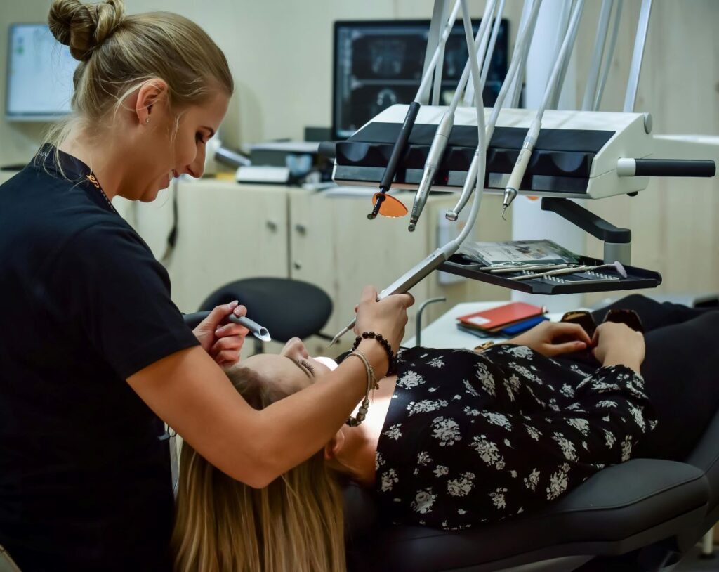 dentysta 25 Czy wyrywanie zęba boli ze znieczuleniem? Przebieg zabiegu krok po kroku