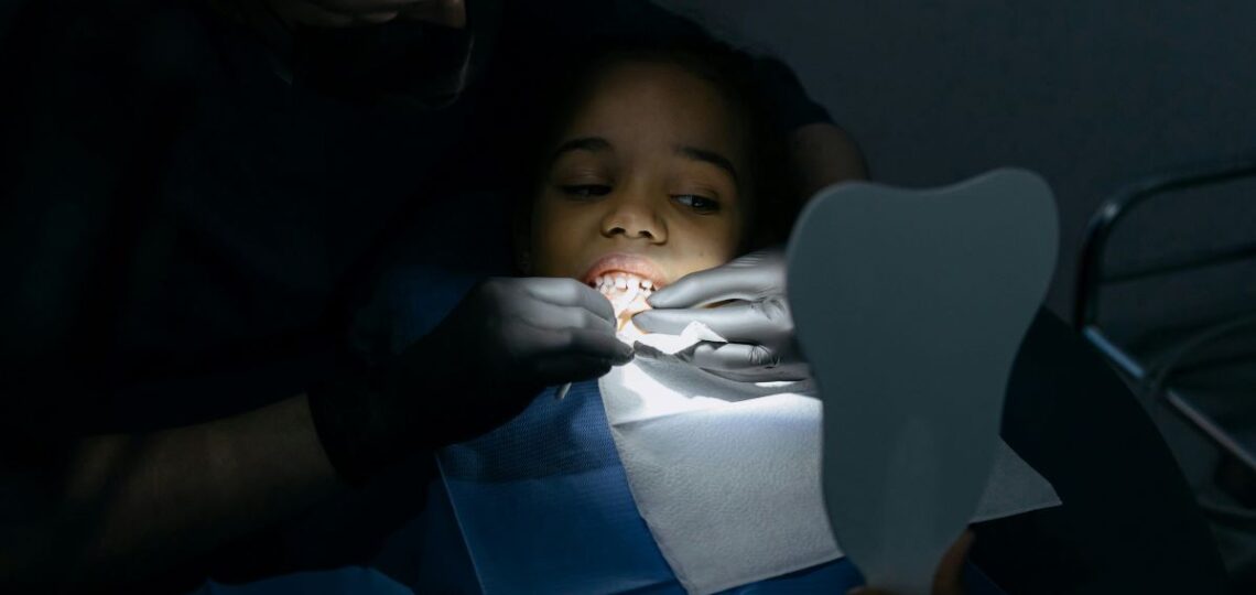 Proteza elastyczna – nowoczesne rozwiązanie zamiast tradycyjnych protez. Kompleksowy przewodnik dla pacjenta